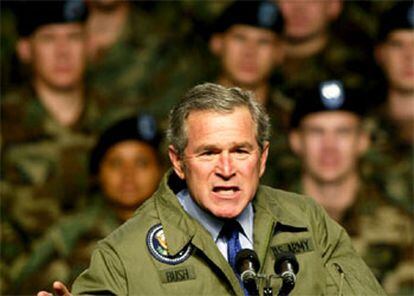 El presidente Bush asegura ante sus soldados que Irak será atacado si se niega a desarmarse.