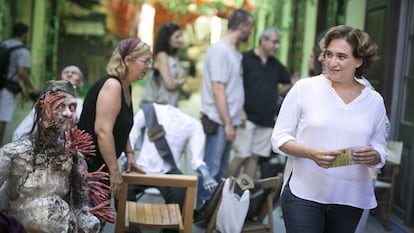 La alcaldesa de Barcelona, Ada Colau, visitando las fiestas de Gràcia
