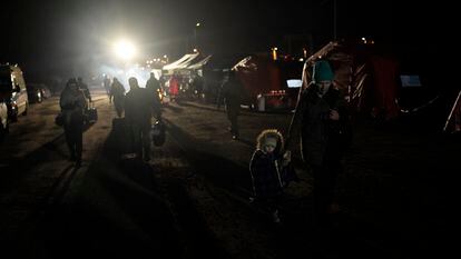 Refugiados que huyen de la guerra en  Ucrania caminan hacia un tren en el cruce fronterizo de Medyka, Polonia, el jueves 10 de marzo de 2022.