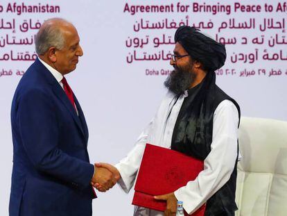 El embajador estadounidense en Afganistán, Zalmay Khalilzad (a la izquierda), y el líder talibán, Abdul Salam Zaeef, tras la rubrica, este sábado.