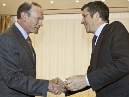 El lehendakari, Patxi López (a la derecha), saluda a su antecesor en el cargo, Juan José Ibarretxe, ayer en Vitoria.