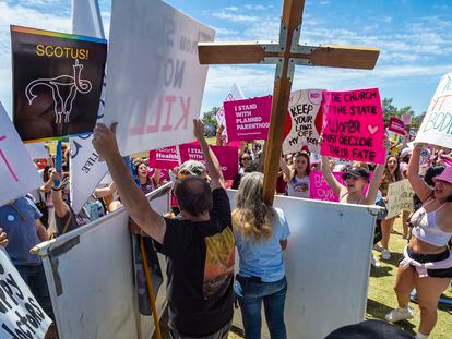 Manifestantes a favor y en contra del aborto coinciden en Santa Ana, California (EE.UU.), el 14 de mayo pasado.