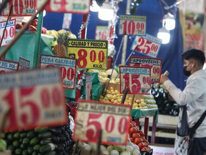 Carteles con los precios de frutas y verduras en un mercado de Ciudad de México, el pasado 3 de enero.