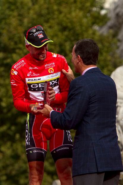 Juan José Cobo, en el podio de Madrid junto al príncipe Felipe.