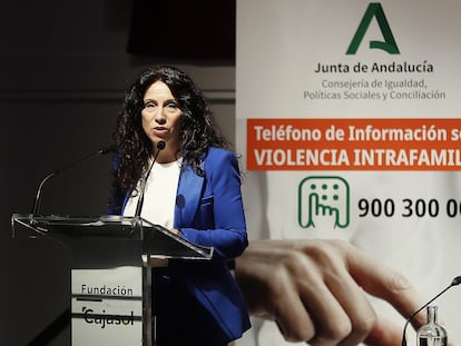 La consejera andaluza de Igualdad, Rocío Ruiz, durante la presentación del teléfono de "violencia intrafamiliar" de la Junta.