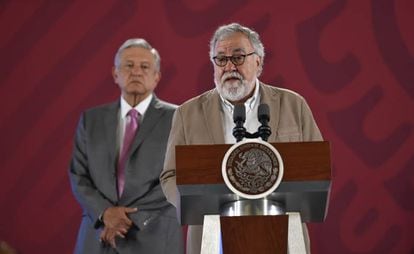 El subsecretario Encinas frente a López Obrador, en la conferencia de prensa.