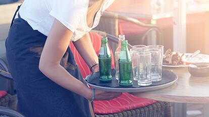 Menos mesas y familiares que ayudan: así afronta la hostelería la falta de camareros