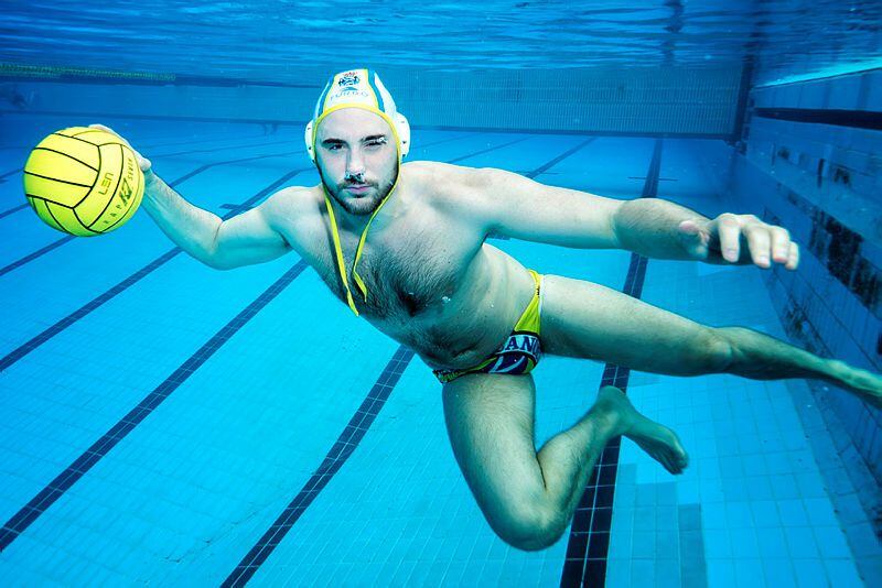Víctor Gutiérrez, bajo el agua en la piscina del Club Canoe.