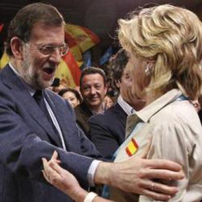 El presidente del Gobierno y líder del PP, Mariano Rajoy, y la la presidenta del partido en Madrid, Esperanza Aguirre, se abrazan durante el acto de clausura del XV Congreso regional del partido en Madrid el 29 de abril de 2012.