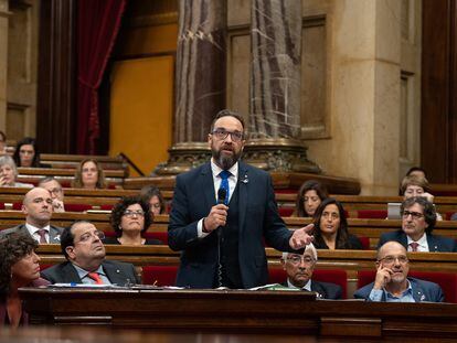El consejero de Territorio de la Generalitat, Juli Fernàndez, en una intervención en el pleno del Parlament.
