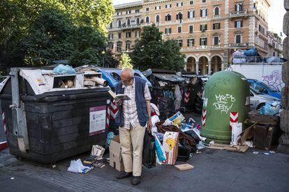 Contenedores desbordados de basura en el centro de Roma.