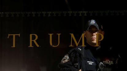Un policía vigila en el interior de la Torre Trump, en Manhattan, en marzo de 2023.