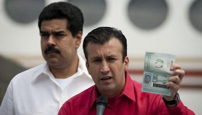 Tarek El Aissami, detrás Maduro, en una imagen de archivo.