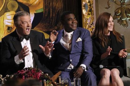De izquierda a derecha: Alec Baldwin, Tracy Morgan y Julianne Moore durante la gala homenaje de Spike TV's "One Night Only: Alec Baldwin".