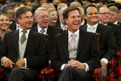 Mark Rutte junto al ministro de Econom&iacute;a, Maxime Verhagen, durante la apertura del nuevo parlamento.
