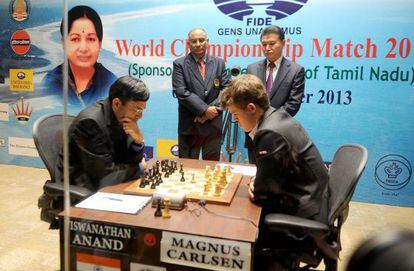 Vishwanathan Anand y Magnus Carlsen.