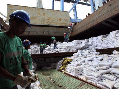 Trabajadores desvelan contenedores en el buque