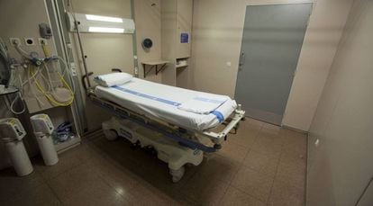 Cama vacía en una planta cerrada del Hospital de la Val d'Hebron de Barcelona en 2011.