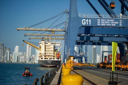 Un barco de transporte de mercancías en el puerto industrial de Cartagena (Colombia), en febrero de 2022.