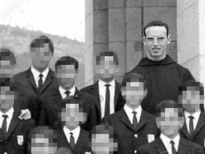 El monje del Valle de los Caídos Tirso Blanco, a la derecha y con gafas, acusado de abusos en el internado en los años sesenta, en una imagen de 1967.
