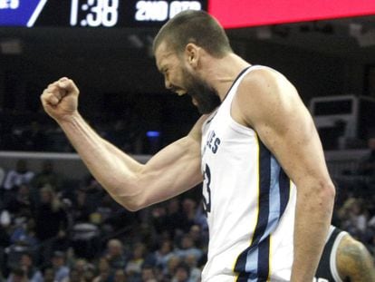 Marc Gasol celebra una canasta.