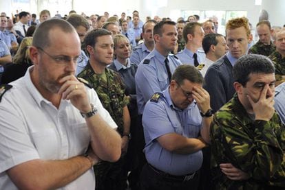 Un grupo de militares escucha el discurso del primer ministro británico, David Cameron, en Northwood, cerca de Londres.