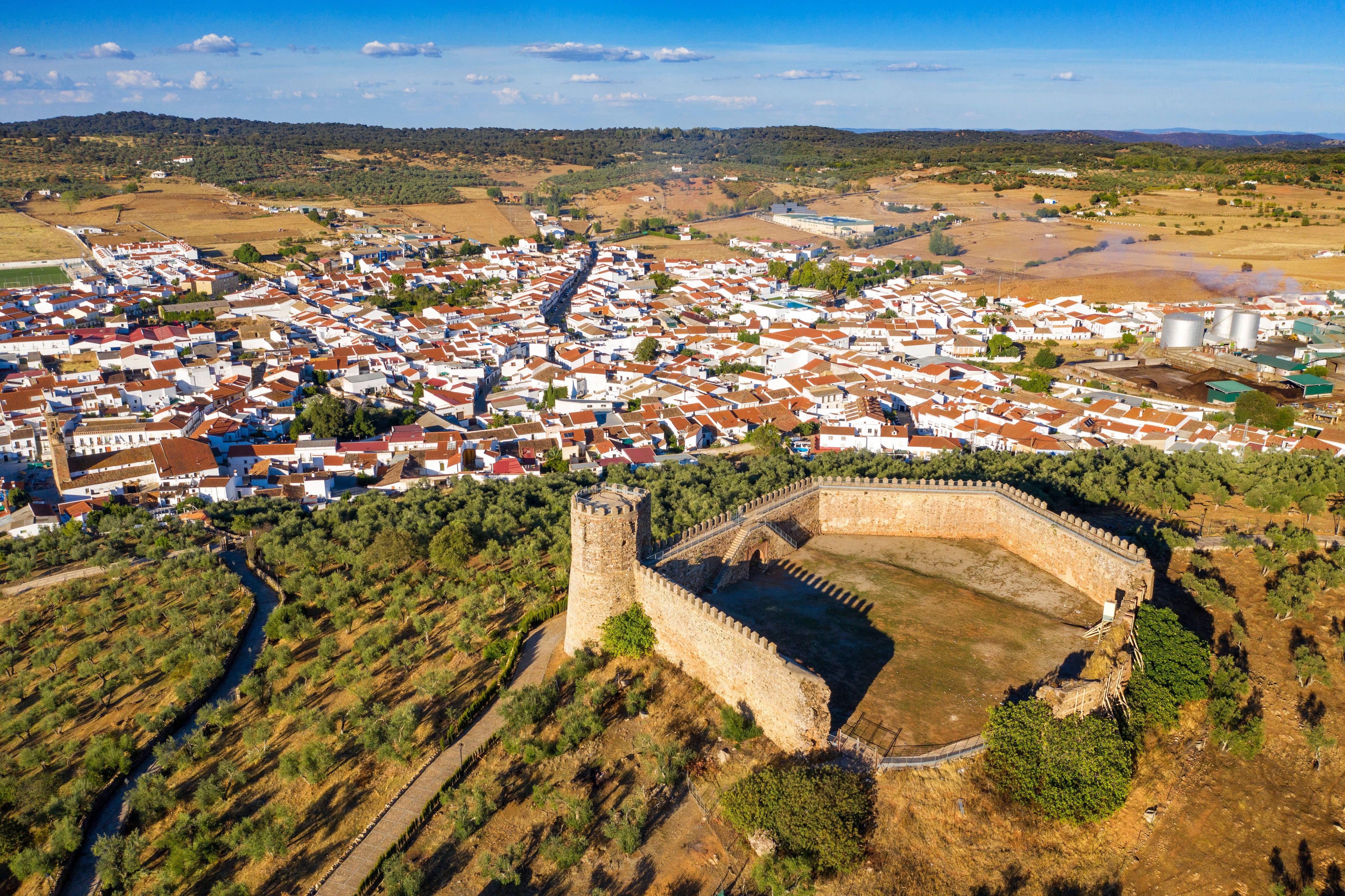 Por la Sierra Norte de Sevilla entre castillos medievales, 10 pueblos con encanto, viejas minas y dehesas