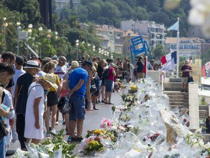 Multitud de personas ante flores y velas por las v&iacute;ctimas del atentado de Niza. 