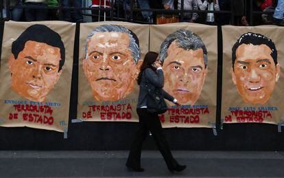 Carteles de protesta por Iguala en Ciudad de México esta semana.
