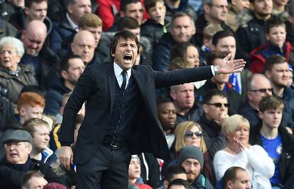 Antonio Conte da instrucciones a sus jugadores durante el partido contra el Arsenal.
