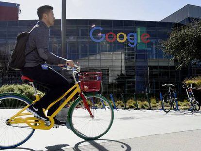 Un ciclista pasa frente a la sede de Google en California. 