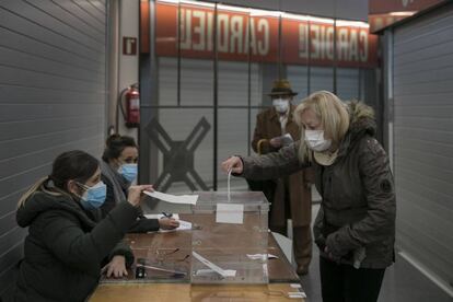 Una dona vota al col·legi electoral instal·lat al Mercat de Sant Antoni.