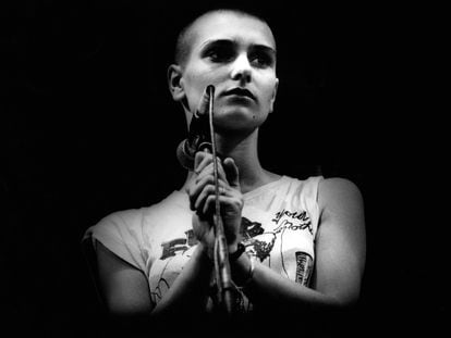 Sinéad O'Connor actuando en Holanda en 1989.