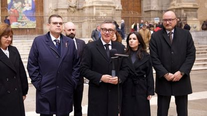 El portavoz parlamentario de Vox en Andalucía, Manuel Gavira, atiende a los medios al asistir a los actos conmemorativos de la Toma de Granada, el 2 de enero de 2023.