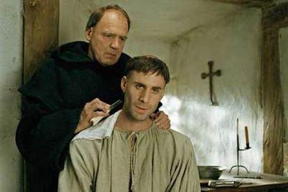 Bruno Ganz, a la izquierda, y Joseph Fiennes, en un fotograma de <i>Lutero.</i>