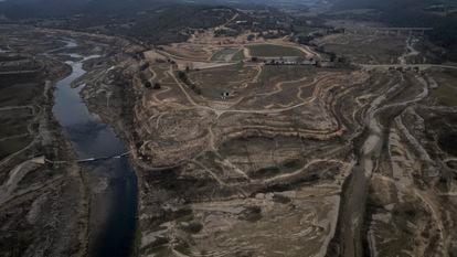 Una imagen del rio Segre a su paso por Bassella donde confluye con el pantano de Rialb, actualmente al 28% de su capacidad.