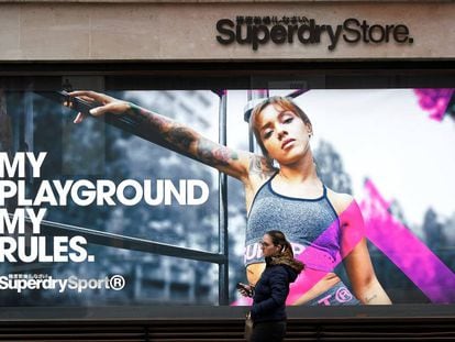 Una mujer pasa por delante de un escaparate de Superdry en Londres.  