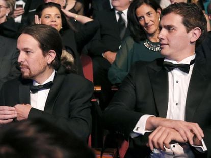 El l&iacute;der de Ciudadanos, Albert Rivera, y el de Podemos, Pablo Iglesias, durante la ceremonia de la 30 edici&oacute;n de los Premios Goya.