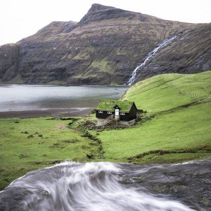 La evocadora cuenta de Connor MacNeill (@thefella) trata de inspirar a la gente a viajar, captando instantes alucinantes y enseñándolos. Para él, la clave es “estar en el momento adecuado en el lugar adecuado”. La foto está tomada en Saksun, en las islas Faroe. <a href="https://www.instagram.com/thefella/" target="_blank">instagram.com/thefella</a>