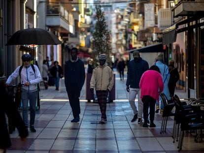 Varias personas de origen subsahariano pasean por la calle de la iglesia de Calella.