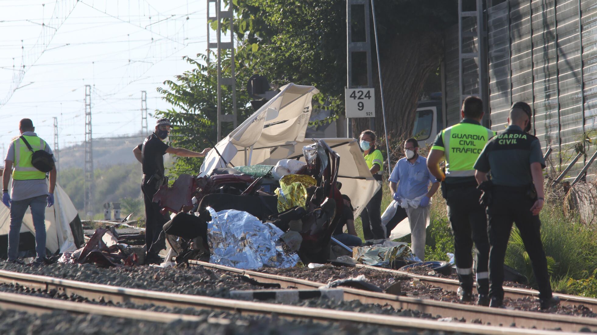 Cuatro Muertos Al Colisionar Un Tren Con Un Vehiculo En Un Paso A Nivel En La Localidad Alicantina De Novelda Comunidad Valenciana El Pais