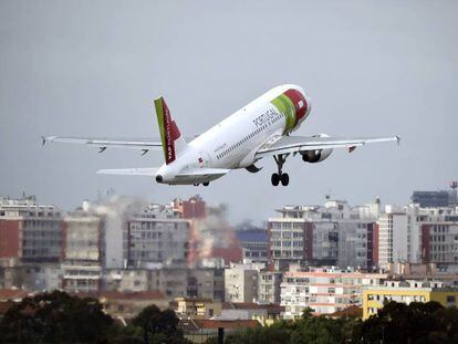 Un avión de la aerolínea TAP despega del aeropuerto de Lisboa.
