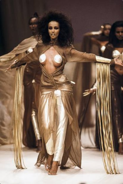 La top model Iman, durante el desfile de Thierry Mugler en París en octubre de 1985.