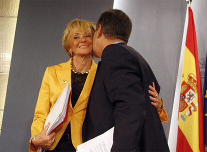 El ministro de Trabajo, Celestino Corbacho, besa a la vicepresidenta De la Vega en La Moncloa.