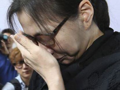 La exvicepresidenta de Korean Air, Cho Hyun-ah, se cubre el rostro al abandonar la Corte de Apelaciones del Tribunal Superior de Se&uacute;l.