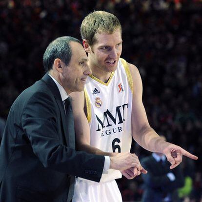 Messina da instrucciones a Hansen durante la final de la Copa.