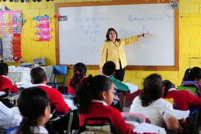 Maestra de primera en la escuela El Renacimiento, en Villa Nueva, Guatemala. Foto: Banco Mundial