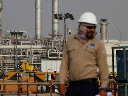 Un empleado observa una instalación petrolera de Saudi Aramco en Abqaiq, Arabia Saudi.