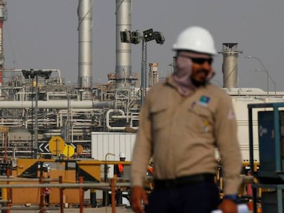 Un empleado observa una instalación petrolera de Saudi Aramco en Abqaiq, Arabia Saudi.