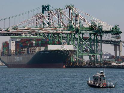 Un contenedor comercial asiático descarga mercancía en el puerto de Long Beach, California.